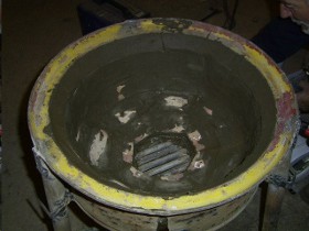 Bastones de ladrillo refractario pegado con cemento especial al interior de la fragua.