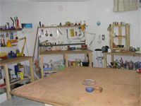Mesa de trabajo, paneles de herramientas, estanterías