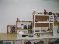 Mesa de trabajo, estanterías