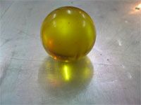 Esfera de resina simulando ámbar