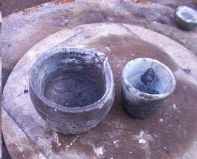 Crisoles de grafito realizados en el torno.